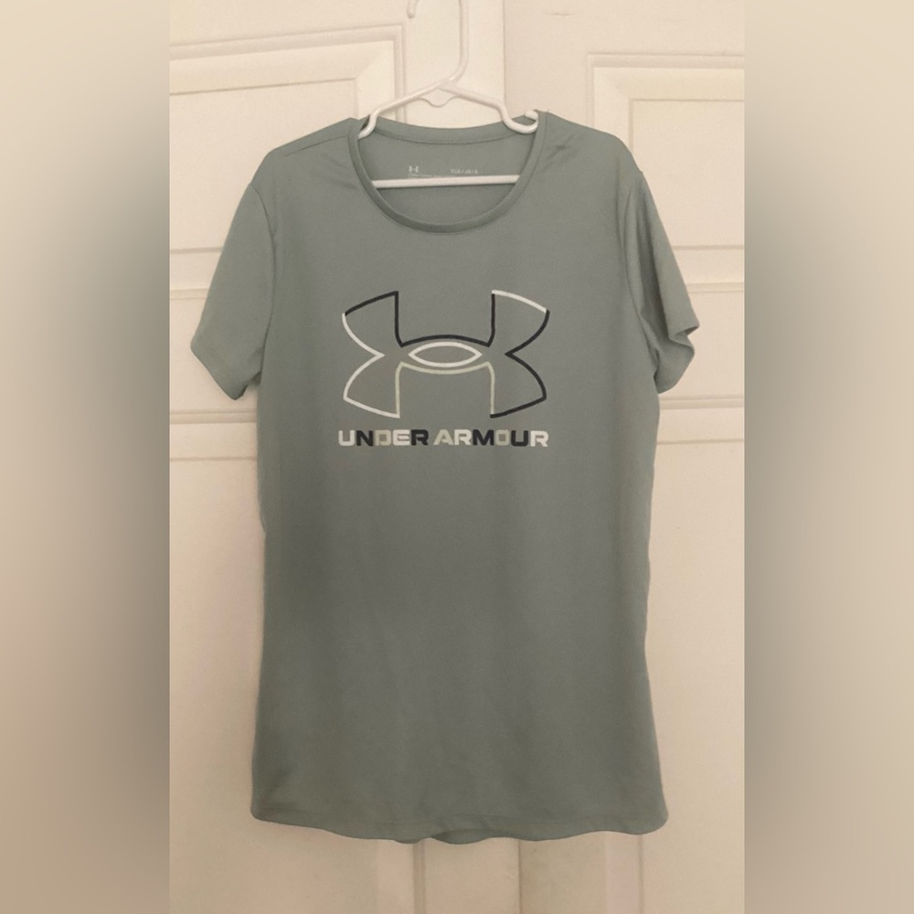 Never Worn Girls Under Armour Silky Feel Light Short Sleeve Tee Size YLG